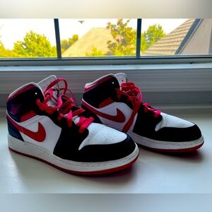 worn twice Nike Dunks size  7Y, fit like a women’s 8, all sales final.